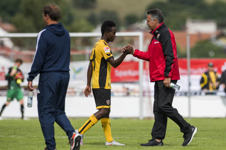 Trainer Uwe Neuhaus (rechts) sah beim jungen Äthiophier (gelb-schwarzes Trikot) noch Verbesserungsbedarf.