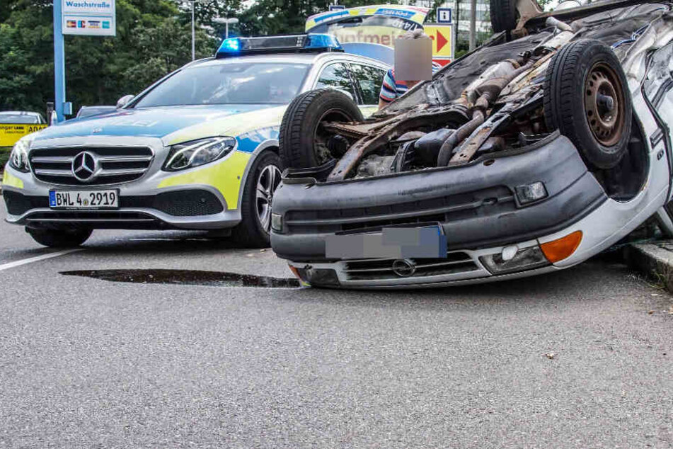 Der Opel landete durch die Kollision auf dem Dach.