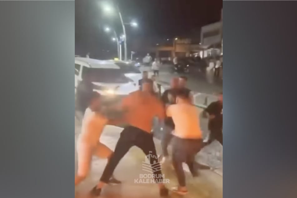 Das Video auf dem Nachrichtenportal "Bodrum Kaler Haber" soll Filipp S. (33, hier vorne mittig im orangenen T-Shirt) während der gewalttätigen Auseinandersetzung zeigen.