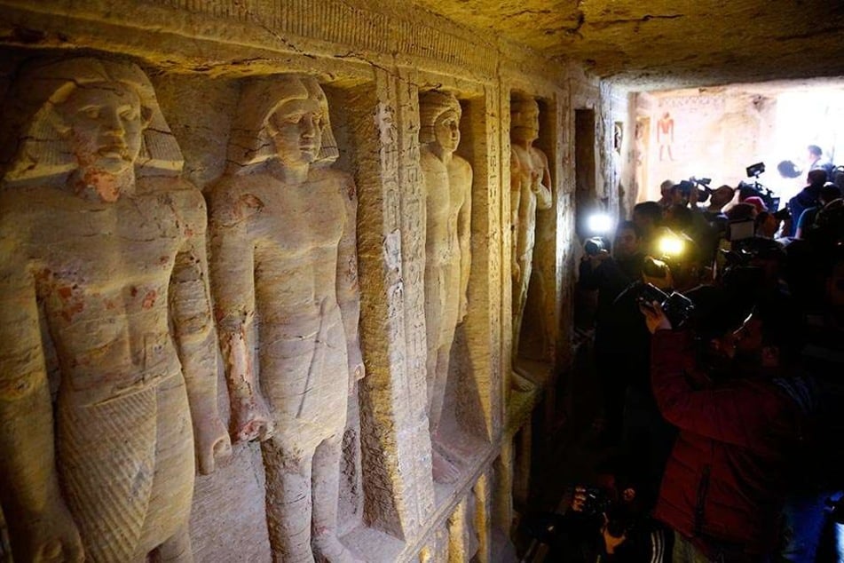 Sensationsfund nahe der ägyptischen Hauptstadt Kairo: Archäologen sind an der Stufenpyramide in Sakkara auf ein Tausende Jahre altes Grabmal gestoßen.