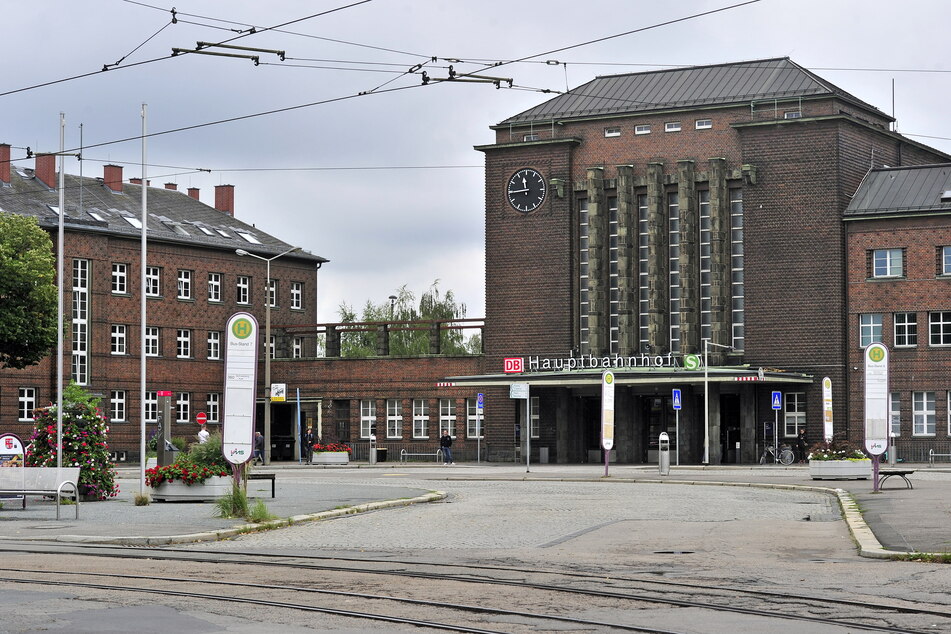 Vor dem Zwickauer Hauptbahnhof kam es am Samstag zu einer Schlägerei. Die Polizei sucht Zeugen. (Archivbild)