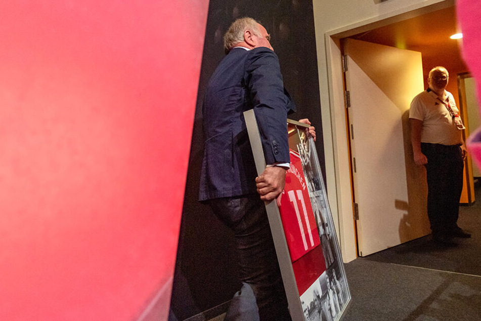 Uli Hoeneß verlässt die Pressekonferenz.