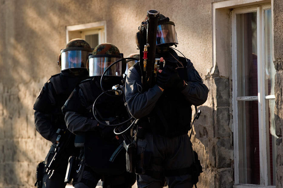 Bundespolizei im Anti-Terror-Einsatz: Beamte stürmten Wohnungen in Dresden und Plauen. Ein Syrer wurde festgenommen.