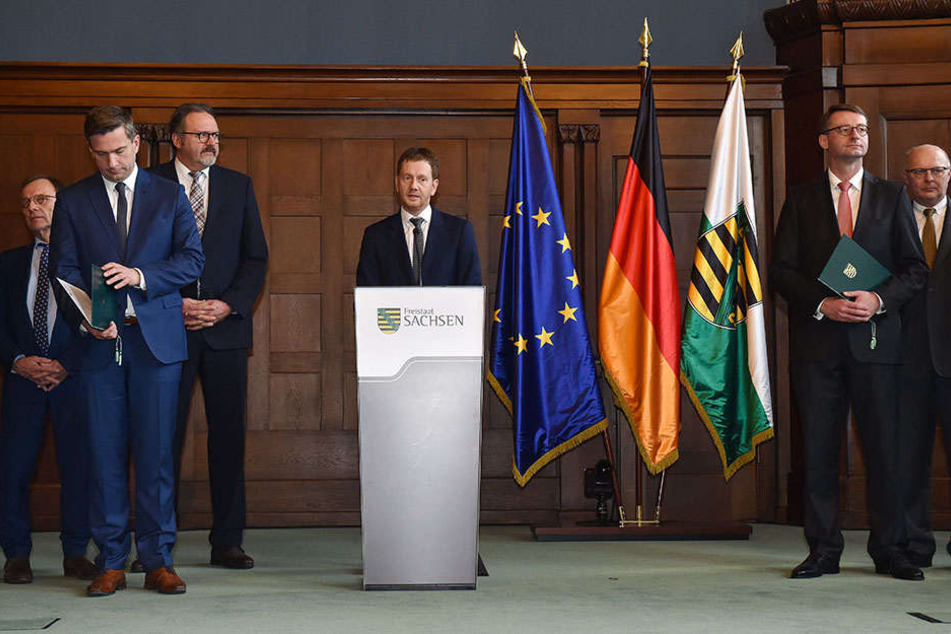 Die Personalentscheidungen
von
Ministerpräsident
Michael
Kretschmer
sorgen
weiter für
hitzige Debatten.
