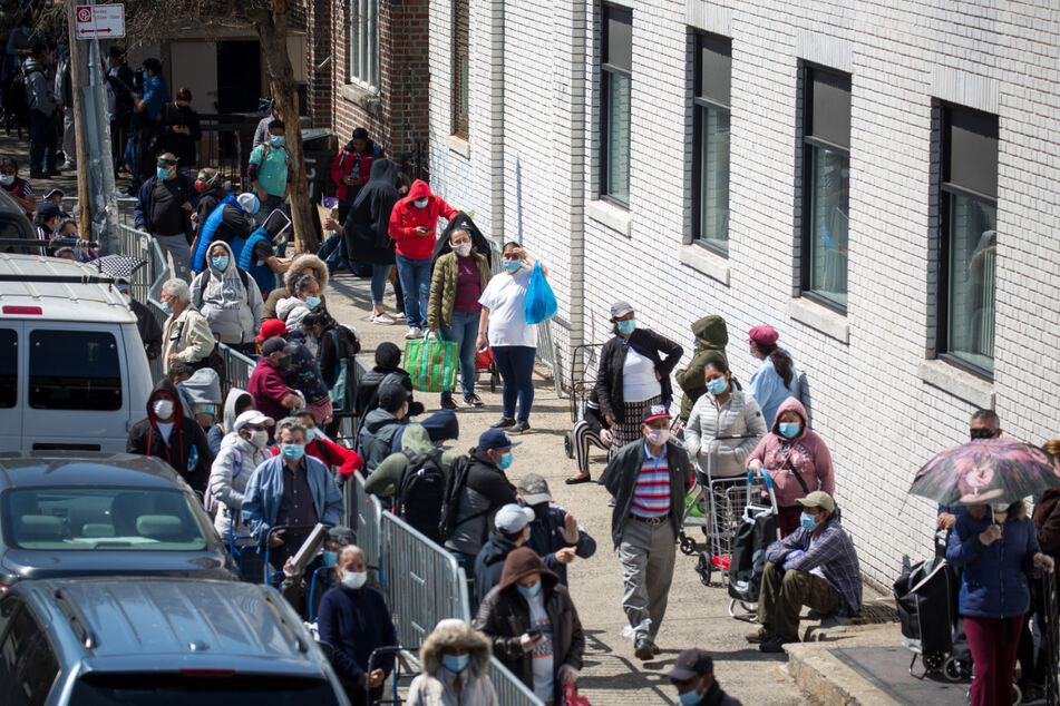 Menschen stehen Schlange vor einer Lebensmittelausgabe für Bedürftige im New Yorker Stadtteil Brooklyn. Seit Mitte März haben in den USA bereits Millionen Menschen mindestens zeitweise ihren Job verloren.