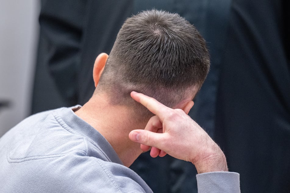 Auch als der Krug zerbrach schlug der Pole weiter auf seinen Kontrahenten ein.