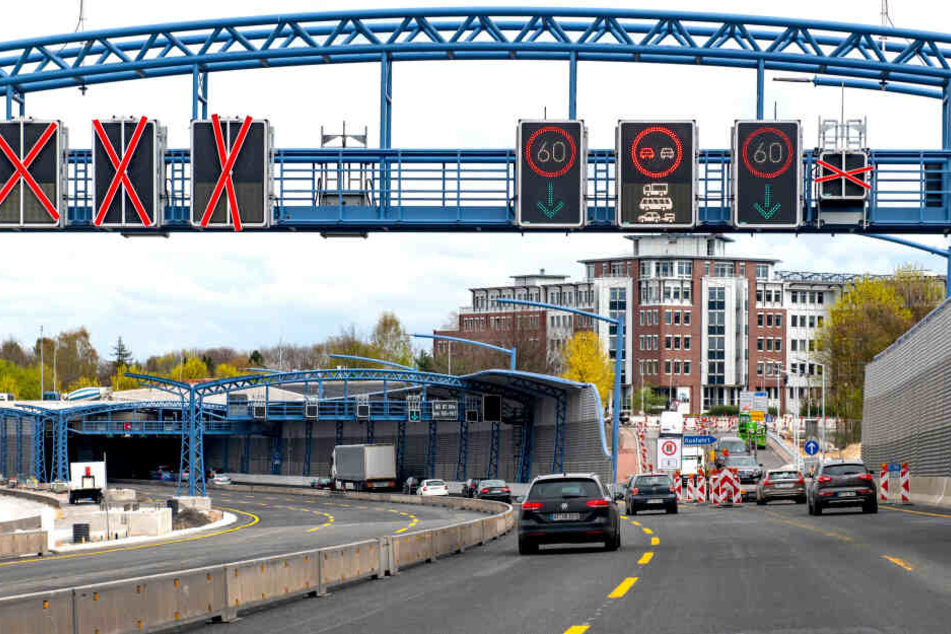 Der Verkehr von der Autobahn A7 fährt aus Richtung Süden in den Lärmschutztunnel bei Stellingen ein.