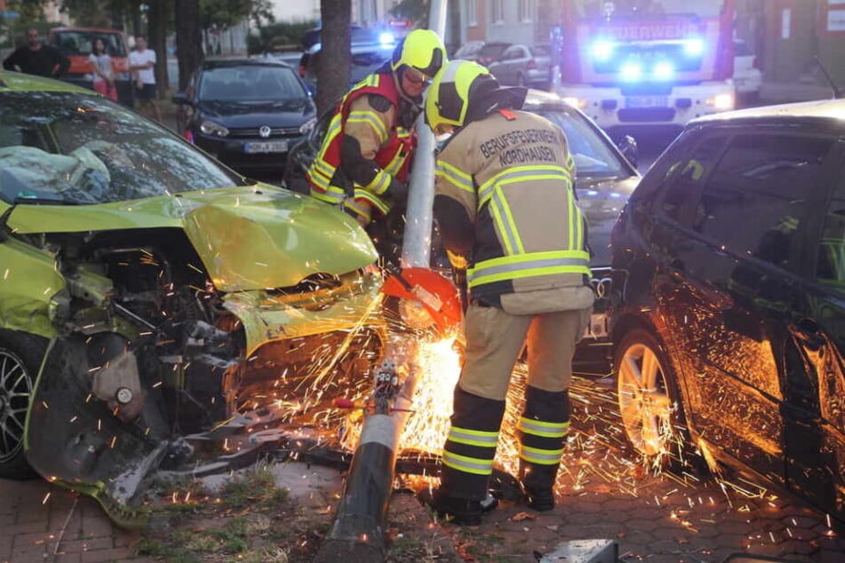 Die Feuerwehr musste die Laterne mit einer Flex abtrennen.