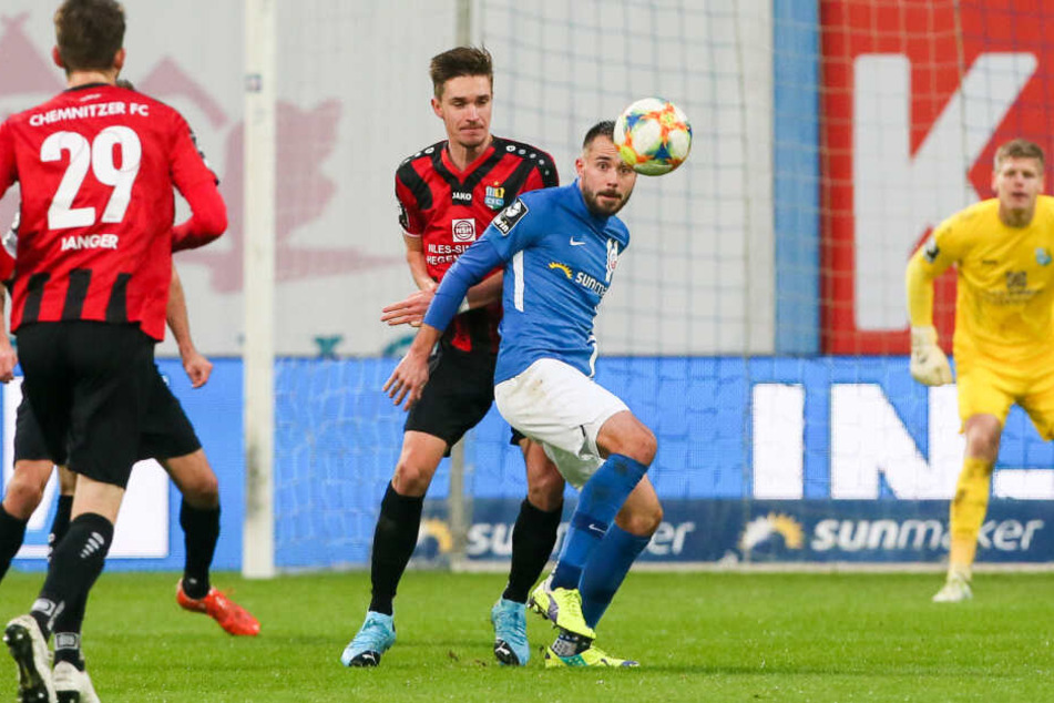 Sören Reddemann (hinten) hatte Rostocks Torjäger Pascal Breier in dieser Szene im Griff. Breier gelang zwar die Führung für Hansa, mehr ließ die CFC-Defensive aber nicht mehr zu.
