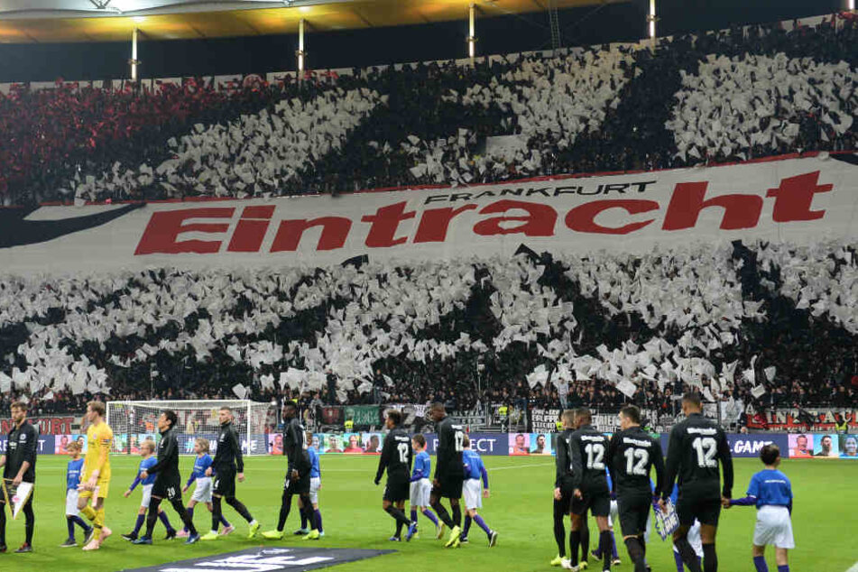 Einfach atemberaubend: Die Eintracht-Fans lieferten auf der Nordwest-Kurve wieder eine wundervolle Choreographie ab.