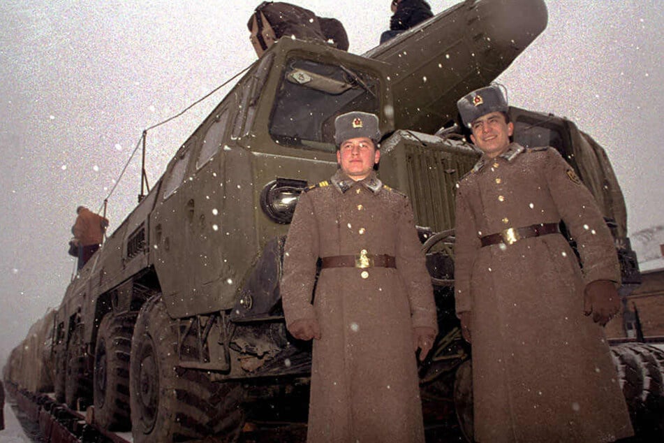 Der Truppenabzug der Roten Armee aus der DDR begann am 25. Februar 1988 am Bahnhof in Bischofswerda. Im Hintergrund ein beladener Raketentransporter.