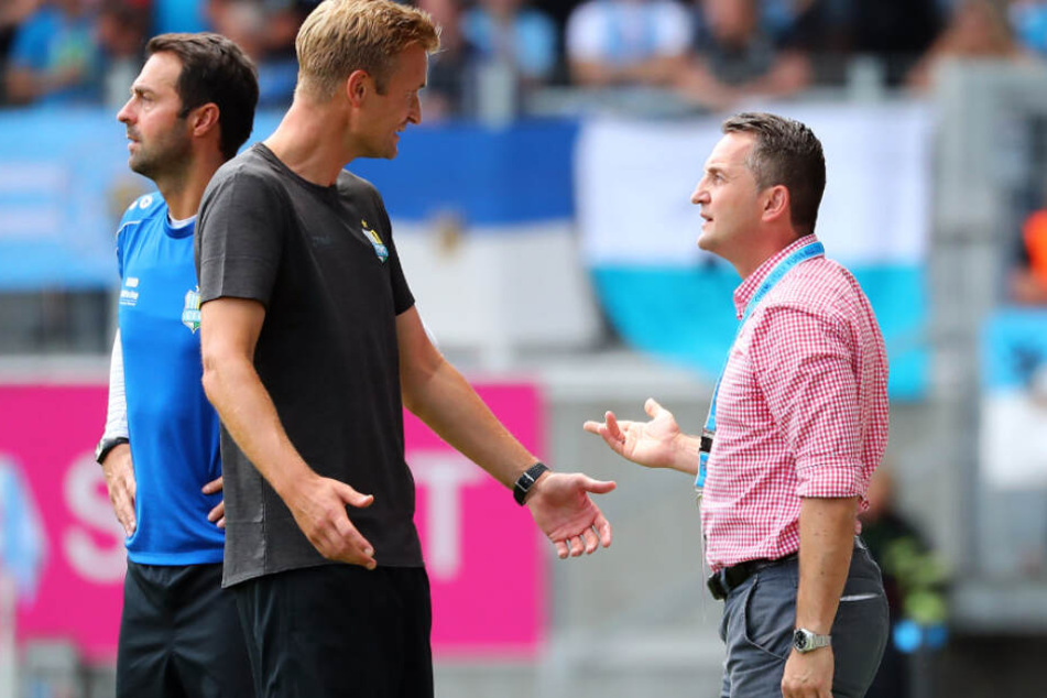 Einer, der nicht mehr da ist, einer, der bald nicht mehr da ist und einer, mit dem keiner bisher geredet hat: Ex-Trainer David Bergner (M.) diskutiert mit Sportdirektor Thomas Sobotzik, der am 15. September geht. Co-Trainer Sreto Ristic war überrascht vom