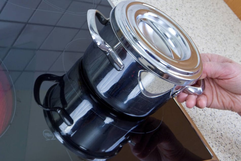 Wenn man beim Kochen einen Deckel auf den Topf setzt, spart man Strom.