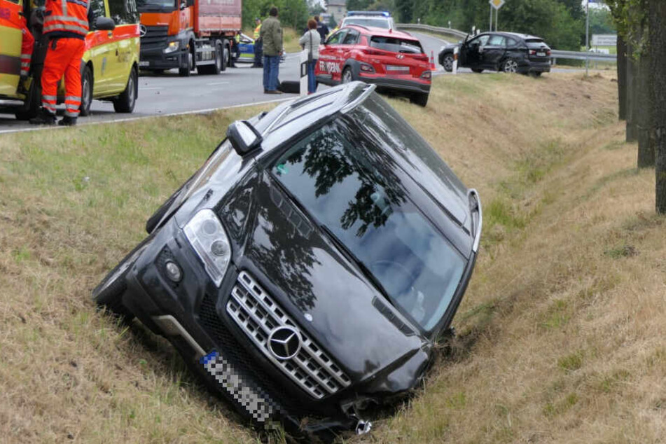 Eine Personen wurde bei dem Unfall verletzt. Der abgerissene Reifen des Mercedes blieb auf der Straße liegen.