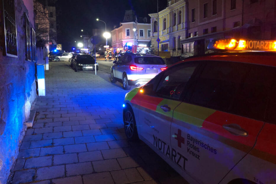 Rettungskräfte stehen am Unfallort. Der Notarzt konnte nichts mehr für den jungen Fußgänger tun.
