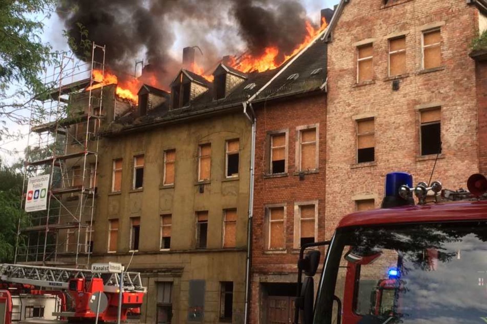 Offenbar haben Schweißarbeiten den Brand im Dachstuhl ausgelöst.