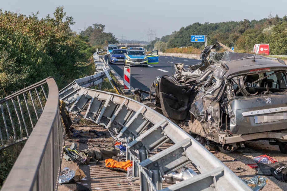 Der Wagen krachte in die Leitplanke.