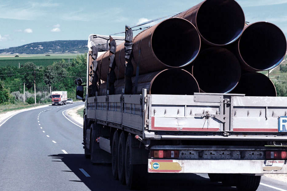 Das Rohr rutschte plötzlich vom Lkw. (Symbolbild)