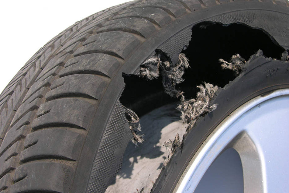 Wenn ein Reifen platzt, muss der Fahrer sofort reagieren. (Symbolbild)