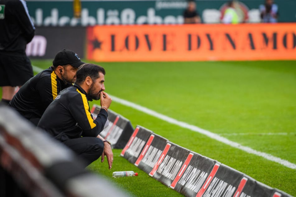 "Love Dynamo" steht Schwarz auf Orange auf der Bande. Heute müssen alle, Trainer Cristian Fiel (r.), die Spieler und die Fans zeigen, dass dem so ist.