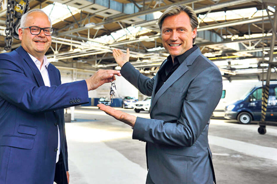 Autohauschef Andreas Wöllenstein (48) und Event-Profi Mirco Meinel (45)
lassen die Halle zum Eventzentrum umbauen.