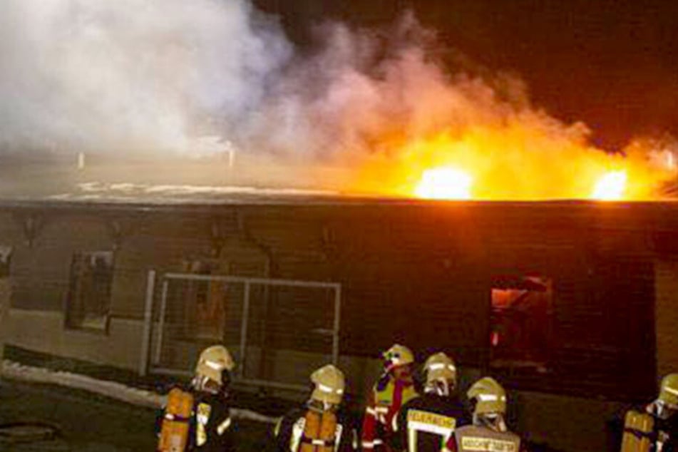 Als die Feuerwehr eintraf, schlugen die Flammen schon aus dem Gebäude.