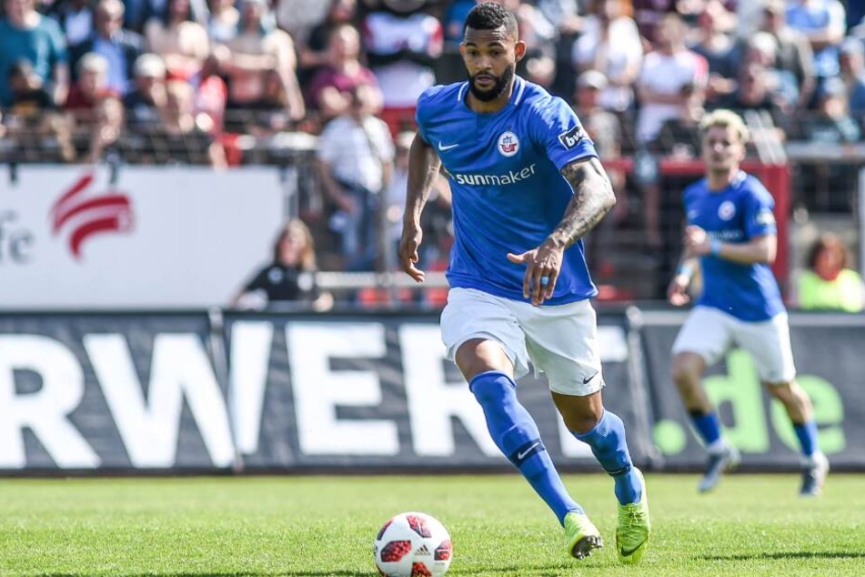 Ablösefrei kommt der Offensivspieler von Hansa Rostock.