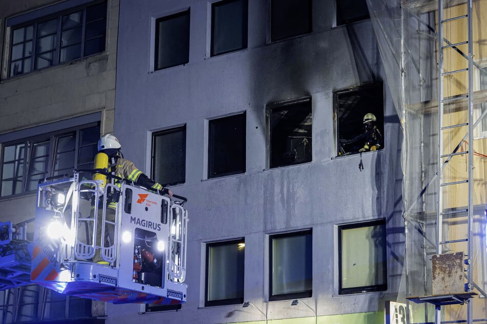 Mithilfe einer Drehleiter bekämpften die Einsatzkräfte den Brand auch im Außenangriff.