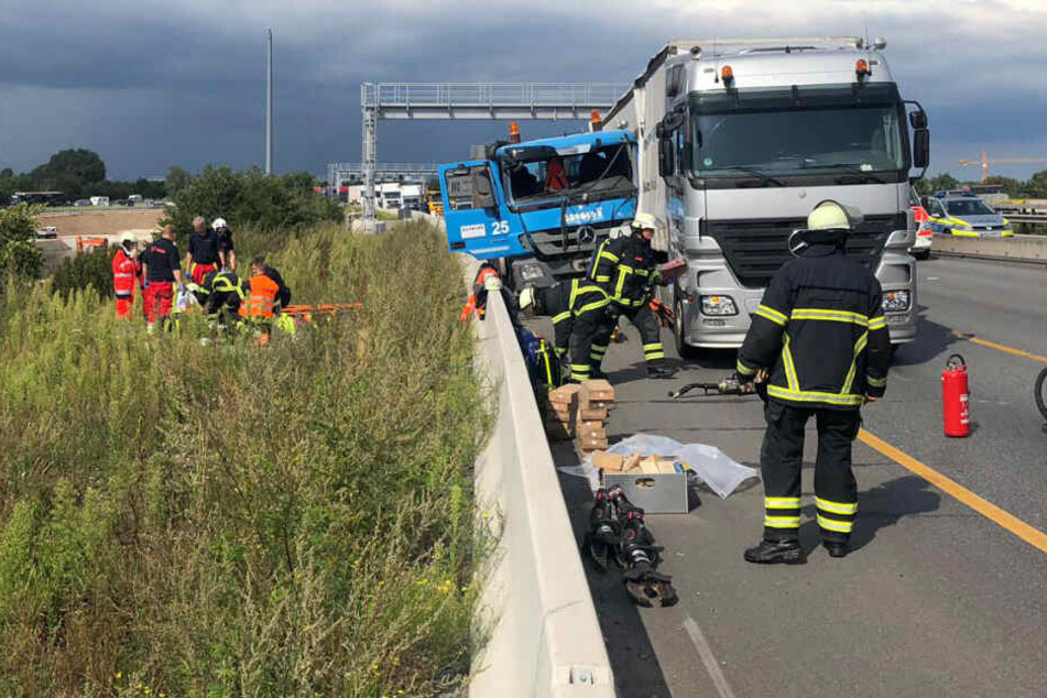 Die Rettungskräfte versorgen die verletzten Fahrer.