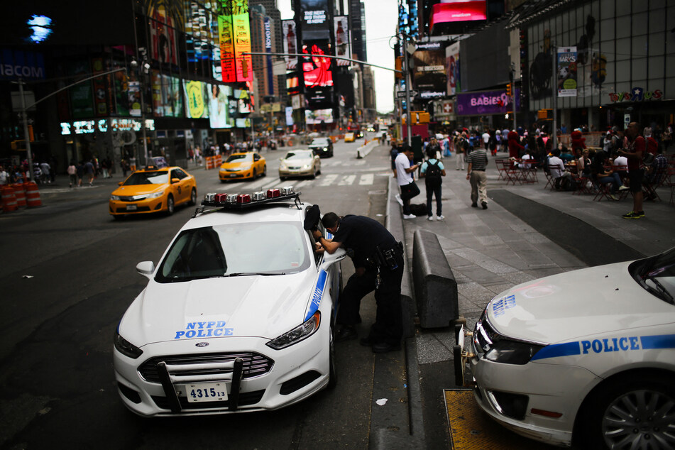 A new memo released by the New York Police Department instructs patrolling officers to not "congregate" or have "unnecessary conversation."