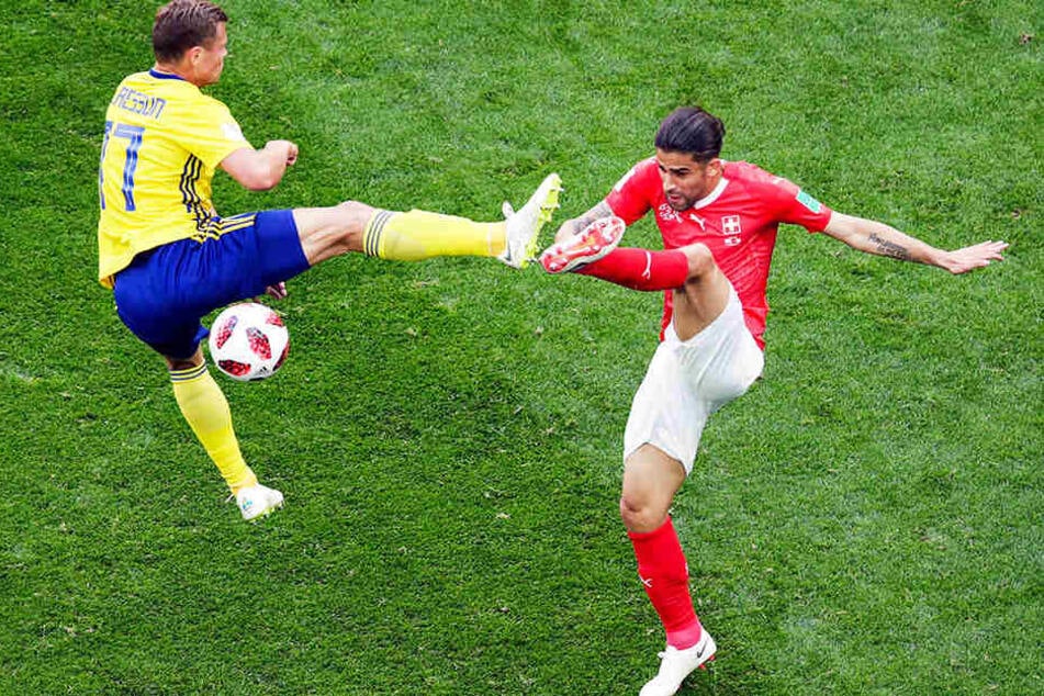 Hoch die Beine: Der Schwede Viktor Claesson (l.) und der frühere Wolfsburger Linksverteidiger Ricardo Rodriguez (r.) im Zweikampfduell.
