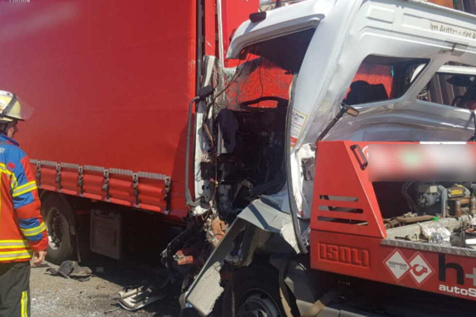 Beim Crash auf der A5 sind unter anderem dieser Lkw und der Abschleppdienst beteiligt gewesen.