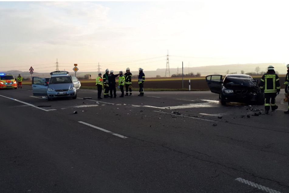Die Autos stießen zusammen.
