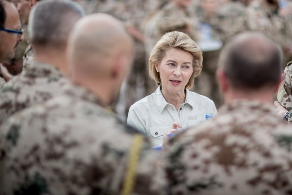 Verteidigungsministerin Ursula von der Leyen (59, CDU) will die dringendsten Mängel bei der Bundeswehr beseitigen.