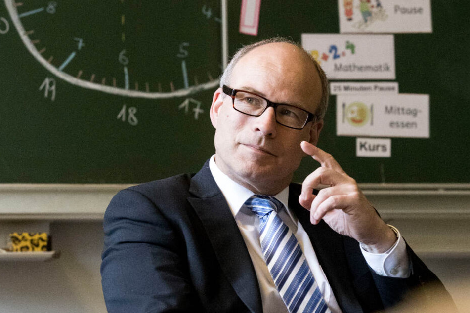Hamburgs Bildungssenator Ties Rabe (SPD) spricht während eines Pressetermins in einem Klassenzimmer.