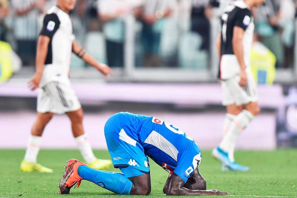 Am Boden zerstört: Neapels Abwehrchef Kalidou Koulibaly schoss ein bitteres Eigentor in der Nachspielzeit. Dadurch gewann Juve am Ende mit 4:3.