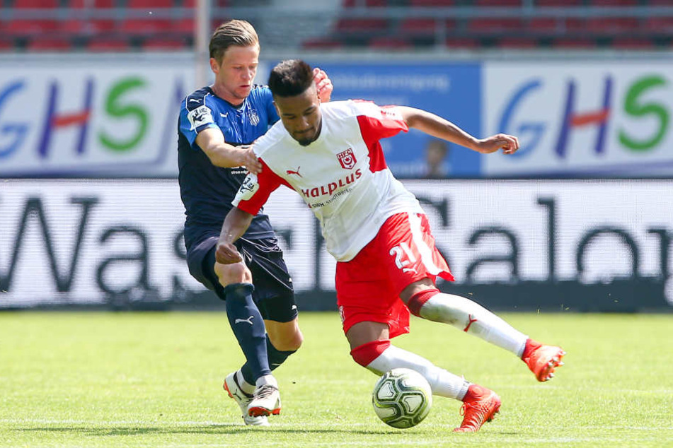 Bentley Bexter Bahn (links) in seinem letzten Spiel für den FSV Zwickau. Und das ausgerechnet gegen seinen neuen Arbeitgeber Halleschen FC.