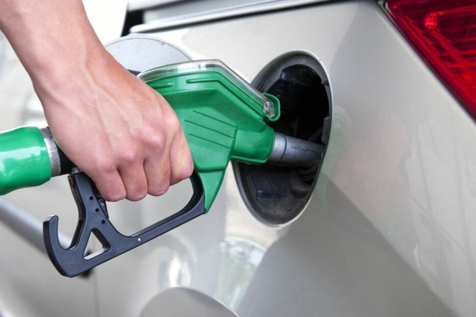 Anstatt zu tanken, schliefen die beiden einfach in ihrem Auto ein. (Symbolbild)