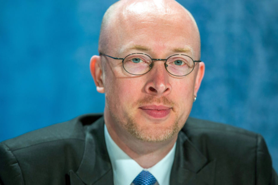 Verkehrsminister Christian Pegel bei einer Pressekonferenz in Schwerin.
