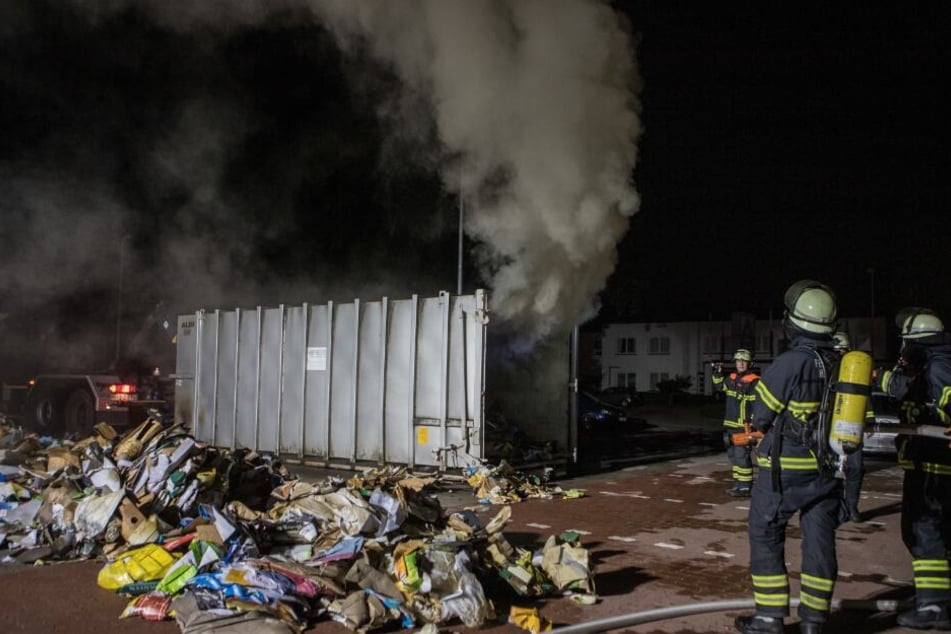 Rauch dringt aus einem Müllcontainer.