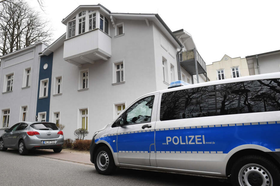 Ein Polizeiauto parkt vor dem Haus der getöteten Maria (†18).