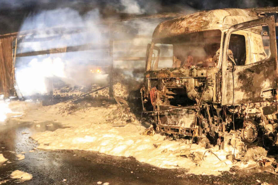 Der Brand eines Lastwagens auf der Autobahn 3 in Bayern hat weiterhin Folgen.