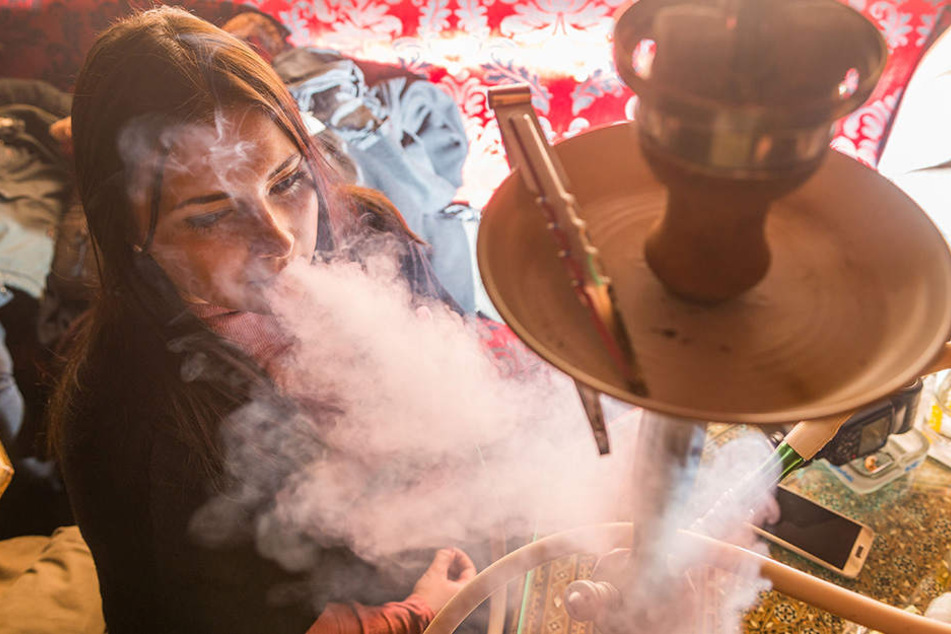 Orientalisch qualmen: Laura (21) raucht in der „Habibi Shisha Lounge“ in der 
Dresdner Martin-Luther-Straße eine arabische Wasserpfeiffe