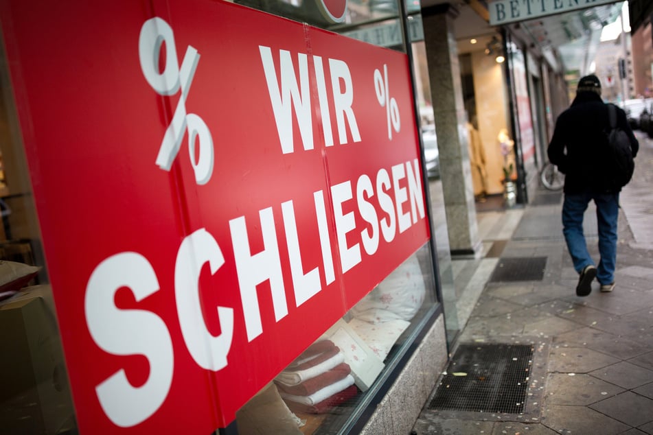 Der Schriftzug "Wir schliessen" steht am Schaufenster eines Geschäftes.