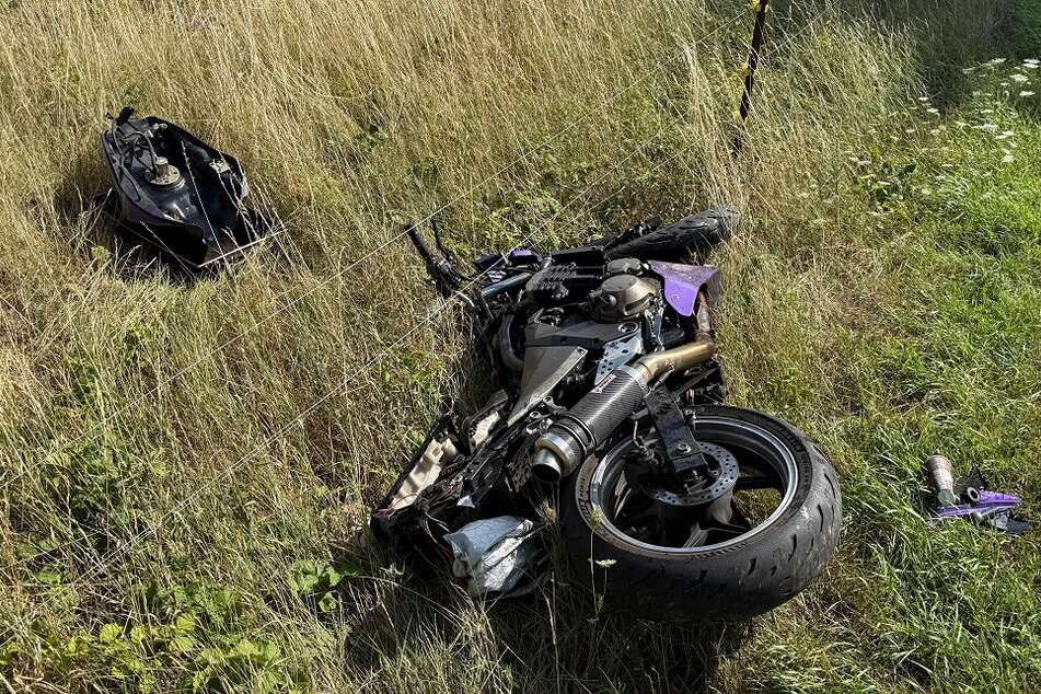 Eine Frau wurde durch einen Motorradunfall schwer verletzt.