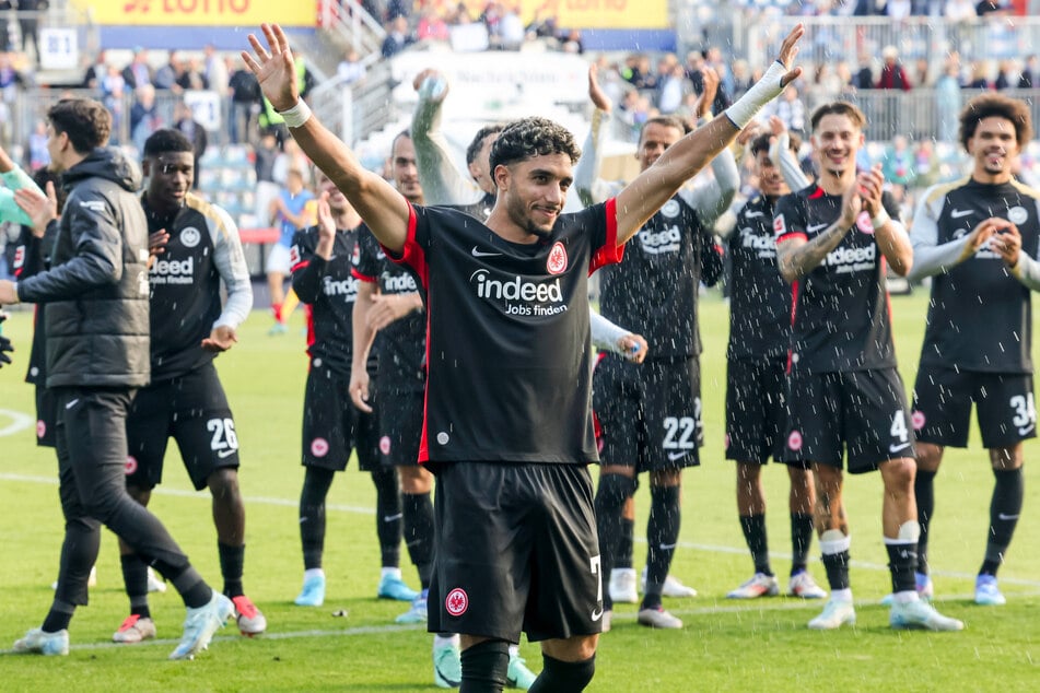 Sogar seine eigenen Mitspieler applaudierten Omar Marmoush nach dessen erneuter Sahne-Leistung im Bundesliga-Duell mit Holstein Kiel.