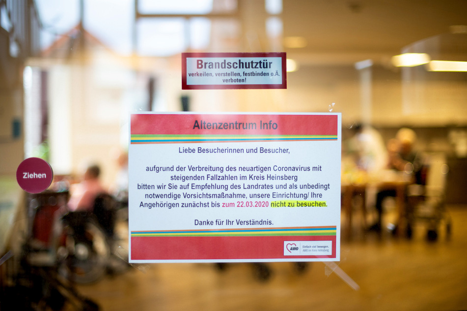 Ein Warnschild in einem Seniorenheim im Kreis Heinsberg.