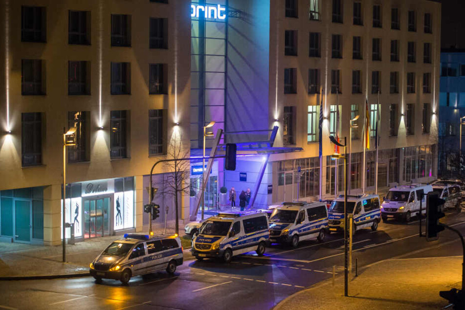 Mit einem Großaufgebot war die Polizei in Erfurt unterwegs. Die Tabledancebar am Spielepalast hat nach Polizeiinformationen nichts mit der armenischen Mafia zutun.