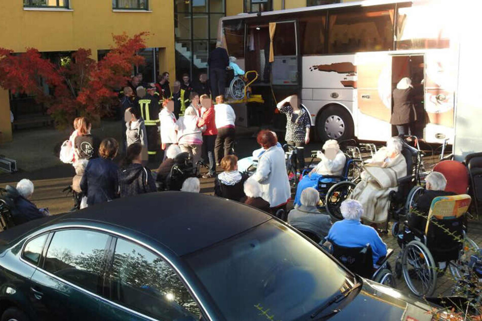 Die Senioren der Einrichtung wurden mit dem Bus in Sicherheit gebracht.