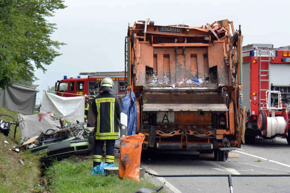 Der Müllwagen-Fahrer sei demnach zu schnell in eine Kurve gefahren, woraufhin er auf das Auto der Familie fiel.